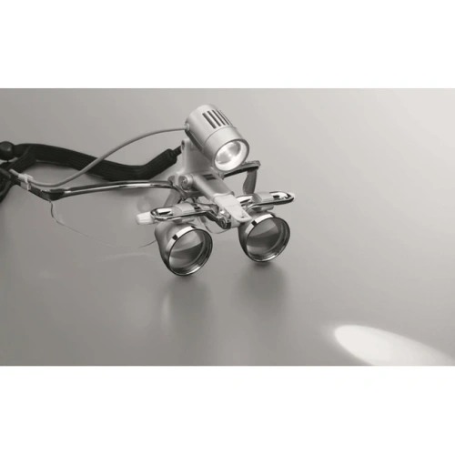 EyeMag Light II - мощный LED-осветитель с максимальной интенсивностью освещения 50000 люкс для высокой детализации | Carl Zeiss (Германия)